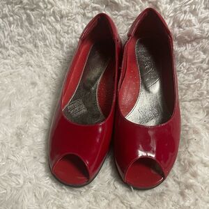 Gravity Defyer Leather Patent Red Peep Toe Slip On Shoes Size 6